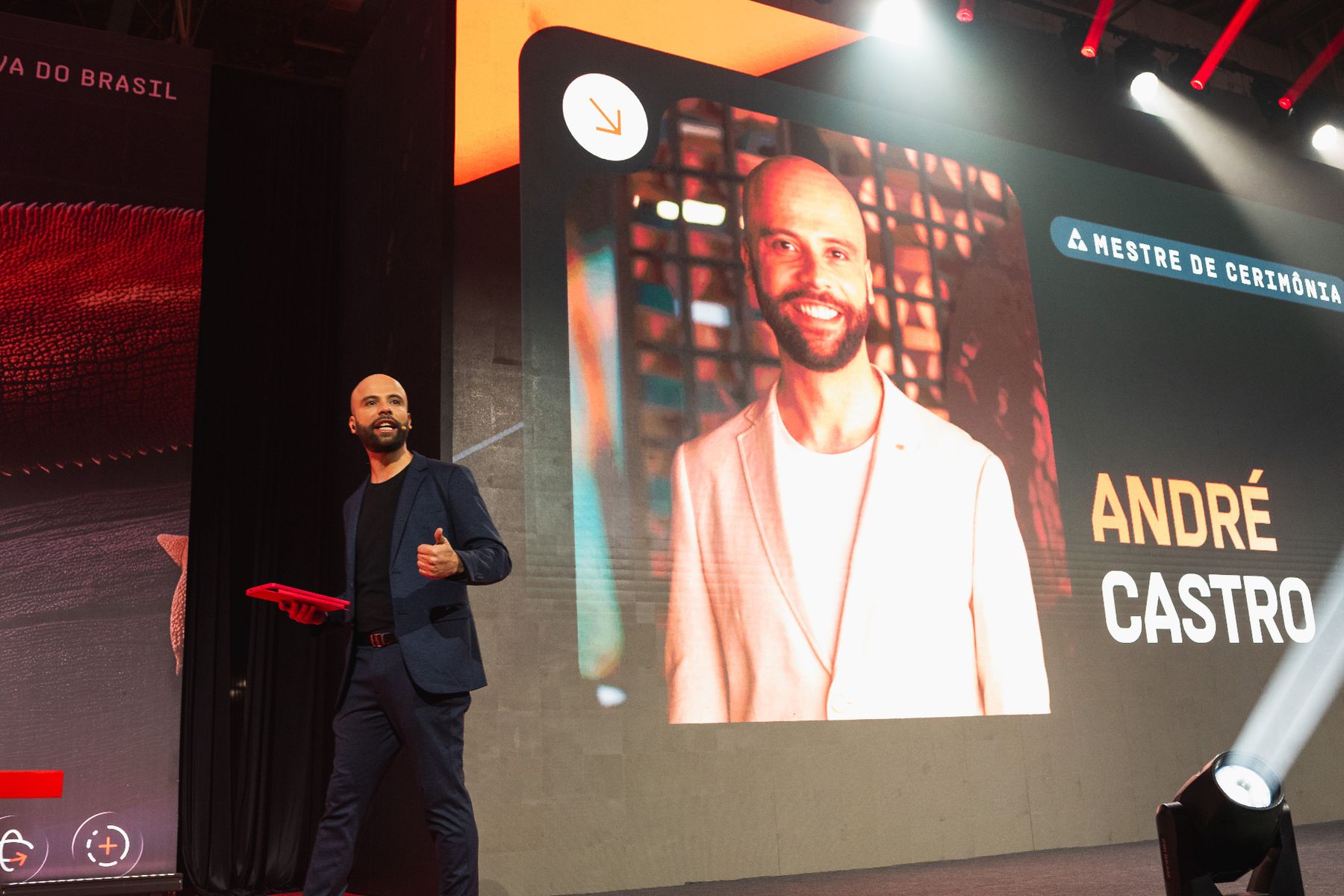 André apresentando com telão