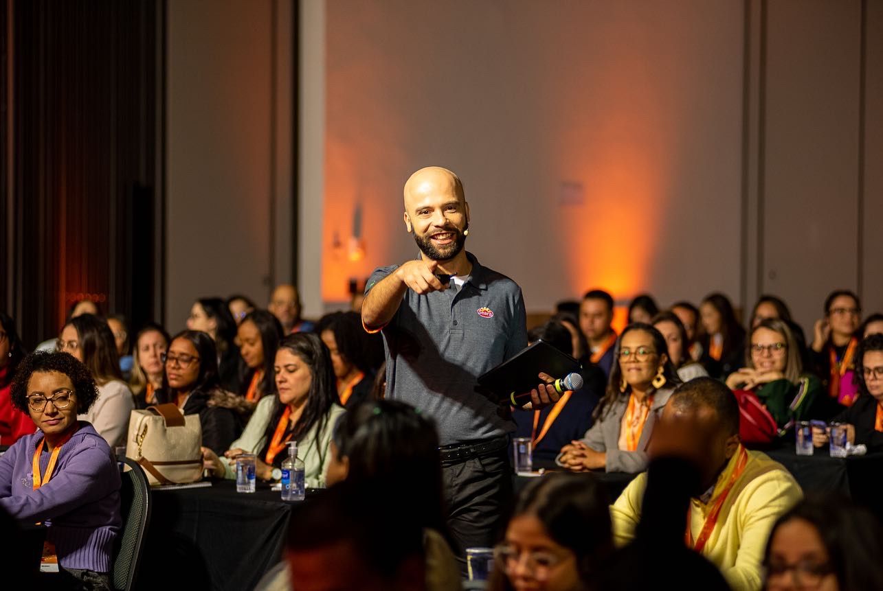 André Castro conduzindo um evento corporativo